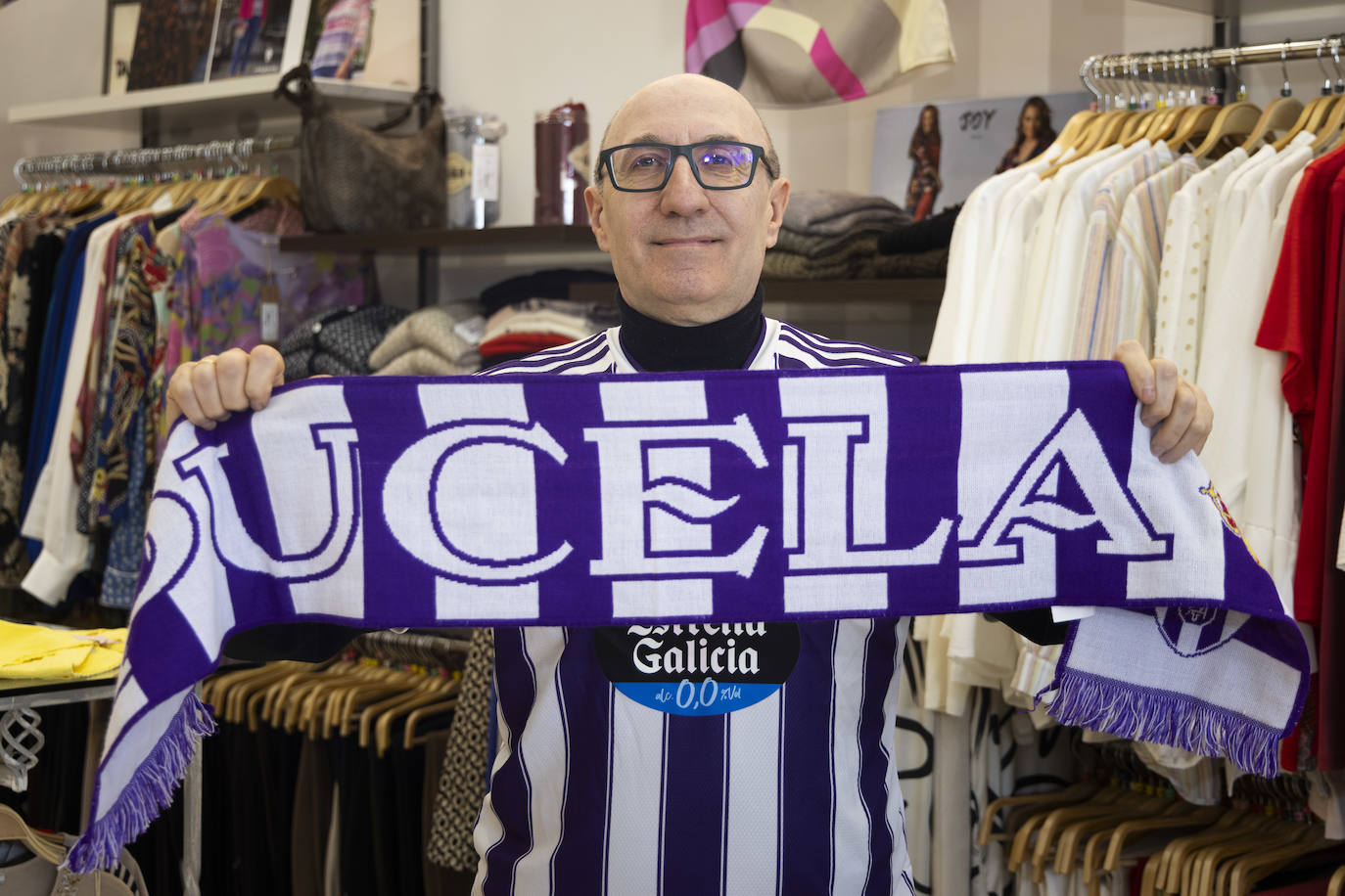 Jesús Herreras, presidente de la federación de comercio Fecosva, en su tienda de Las Delicias.