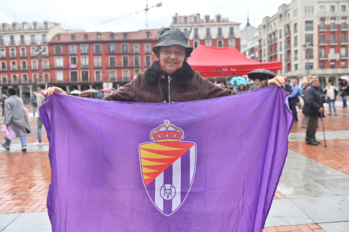 La vallisoletana Elena Andrés posa con la bandera.