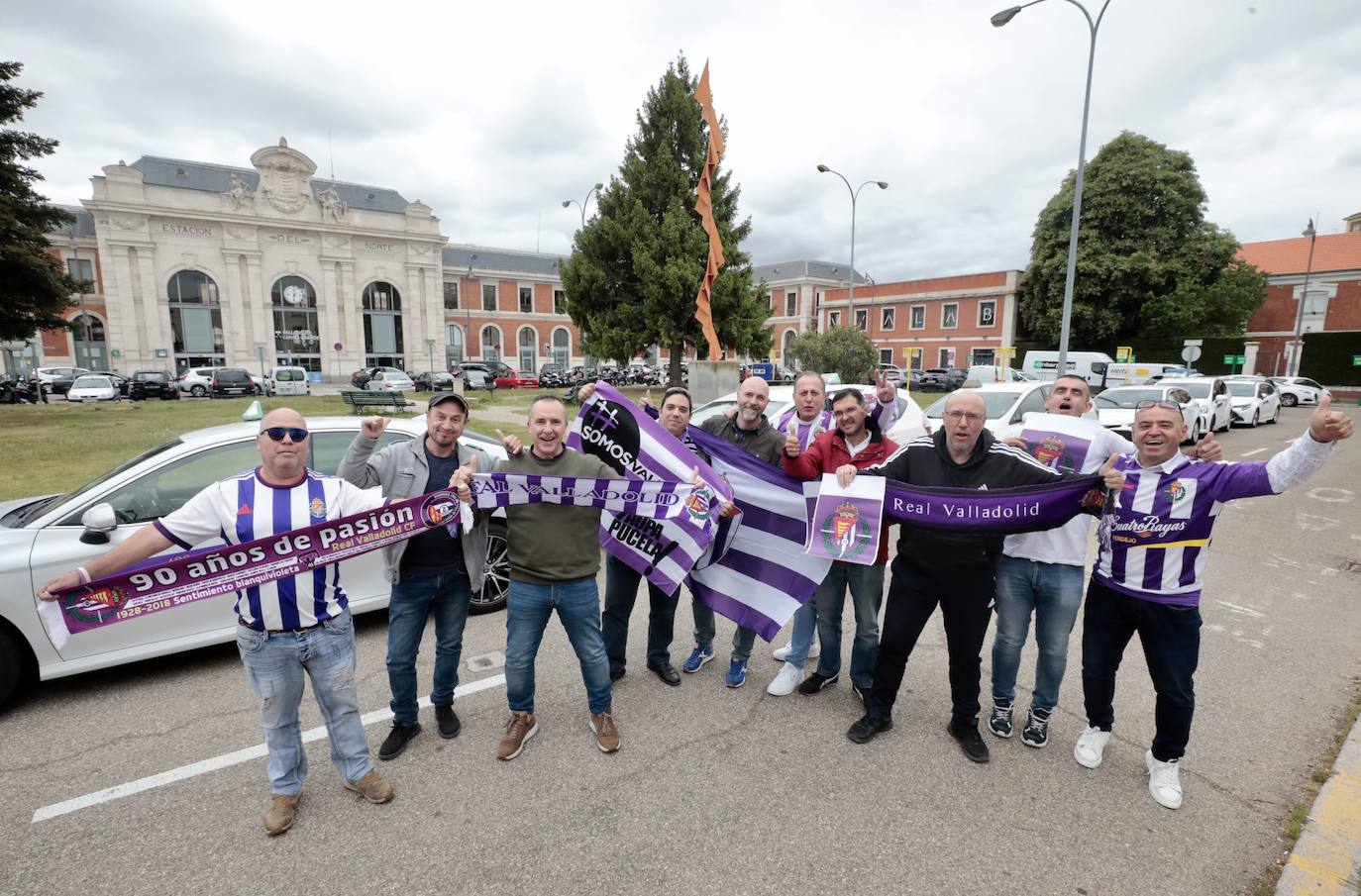 Un grupo de taxistas portan banderas, bufandas y camisetas del Pucela junto a la estación Campo Grande. 