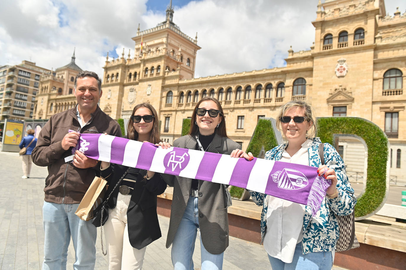 Un grupo de turistas que visita la ciudad muestra su apoyo al equipo.