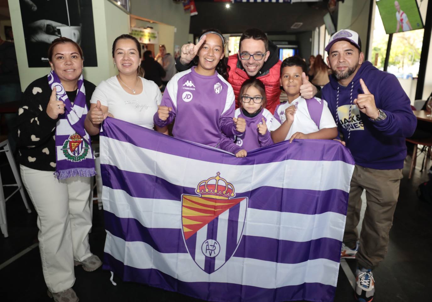 Cristina González, Neidi Torres, Saray Delgado, Iván Guindi, Lucía Rodríguez, Samuel Delgado y Roy William Delgado, en el bar Donde Guindi.