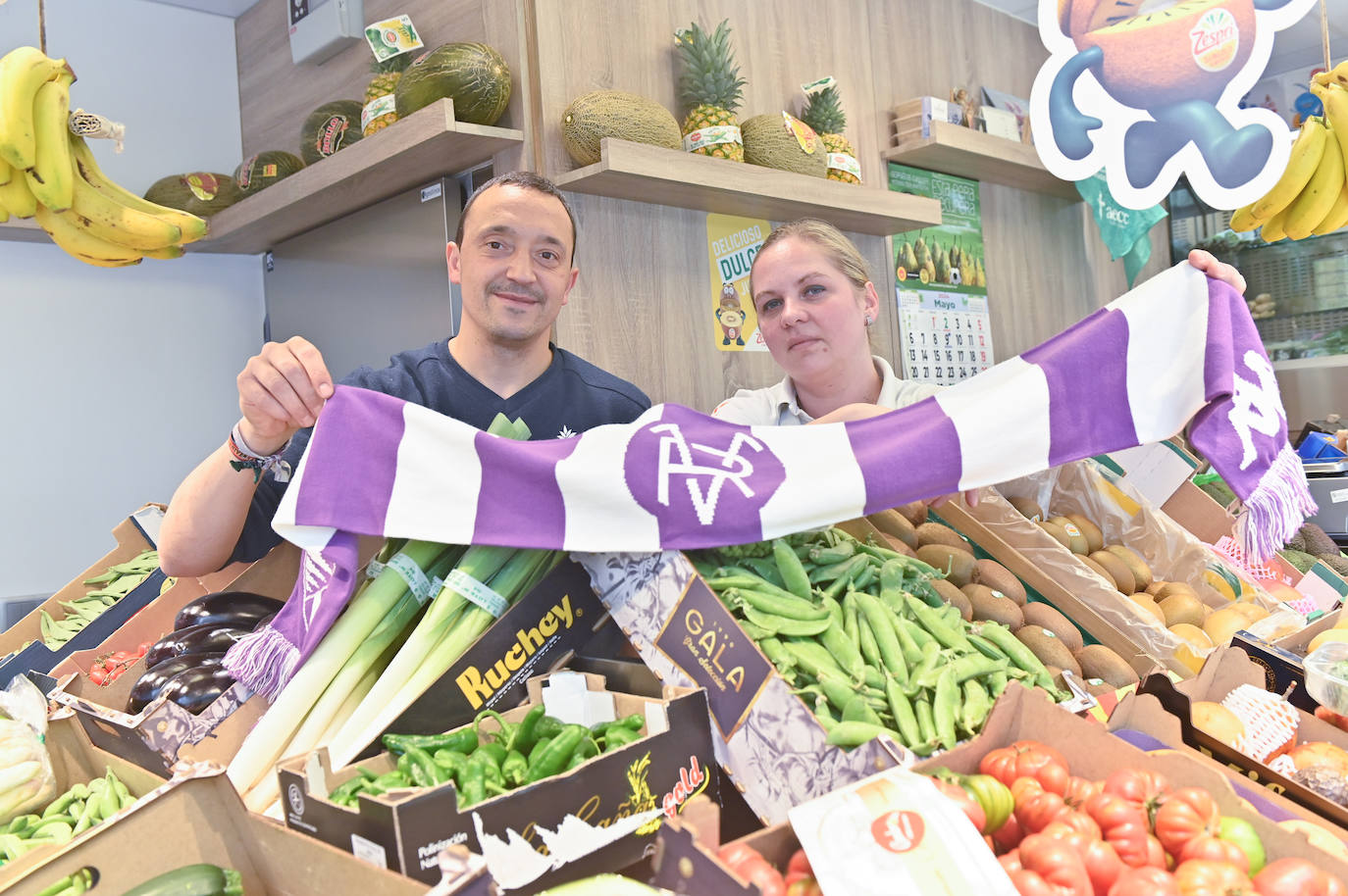 Natalia Oliver y Manuel Sánchez, desde su frutería del Mercado del Val.