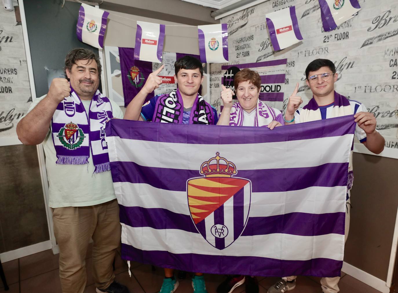 El director del colegio Miguel Hernández, Enrique Rollán, junto a Jorge Juanes, Rosario Cavia y Alberto Juanes en el bar Cubi.