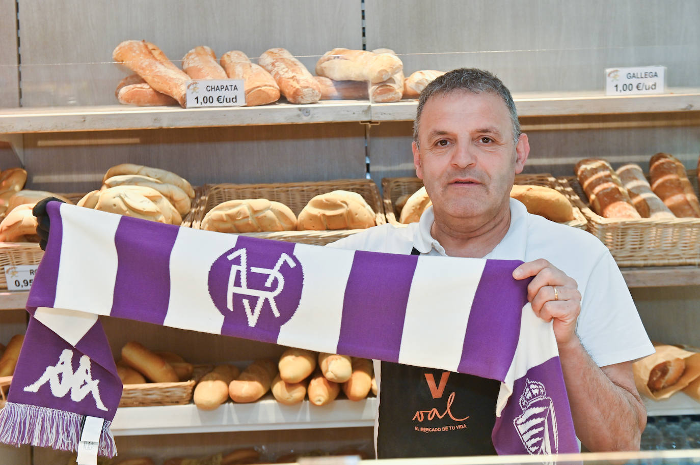 Ángel Lajo, de la panadería 'A por Pan' del Mercado del Val.