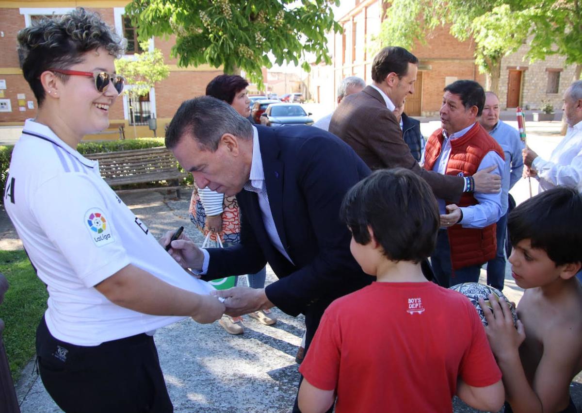 Imagen secundaria 1 - Buyo recuerda en el pregón de Valverde de Campos que «sin tierras labradas no hay futuro»