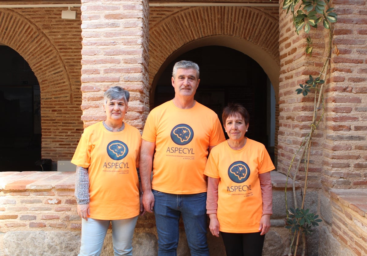 Celeste Llorente, José Luis Román y Mari Carmen López, miembros de ASPECyL en Medina del Campo