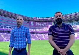 Javier Recio y Sergio Rello, en el estado José Zorrilla, que luce publicidad de su empresa.