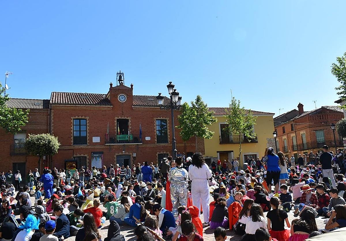 Los estudiantes leyendo en la Plaza Mayor de Cigales
