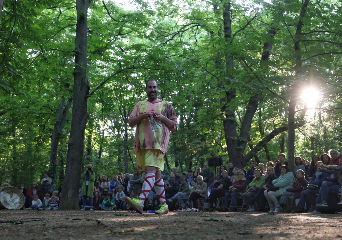 El vallisoletano Alberto Velasco interpreta 'Mover montañas' en el Campo Grande.