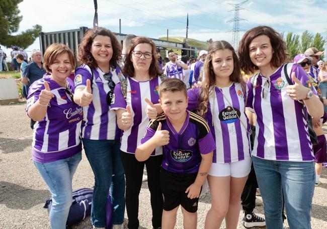 La familia Toledano. De izquierda a derecha: Charo, Laura, Marta Toledano Hernández, Carlos y Adriana Sancho Toledano y Patricia Toledano Hernández.