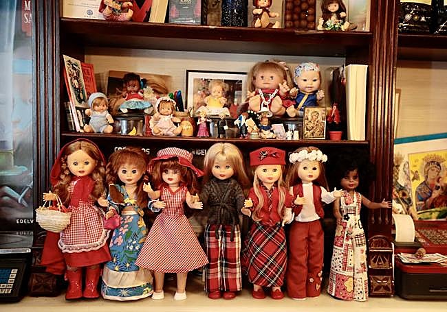 Este local está lleno de recuerdos y de obras de artistas locales. También tiene expuesta una colección de Nancys propiedad de Lola