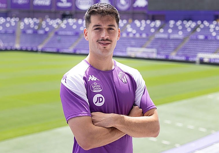 Meseguer posa en el estadio José Zorrilla.