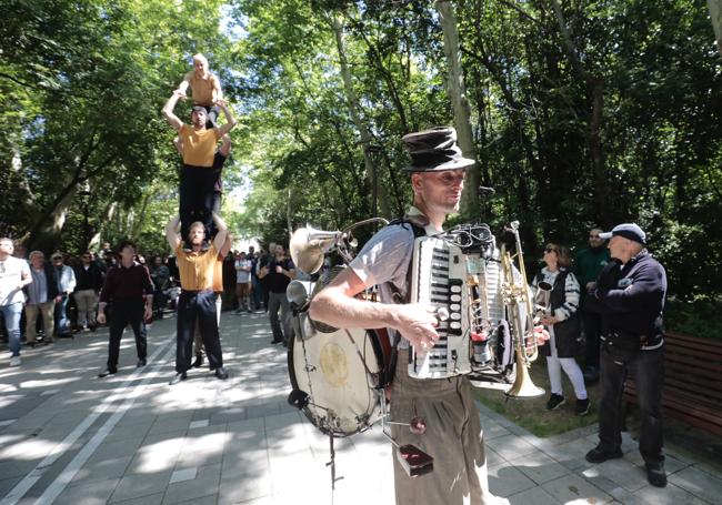 Los saltimbanquis de Circ Pistolet desfilaron por el Campo Grande seguidos por numeroso público.