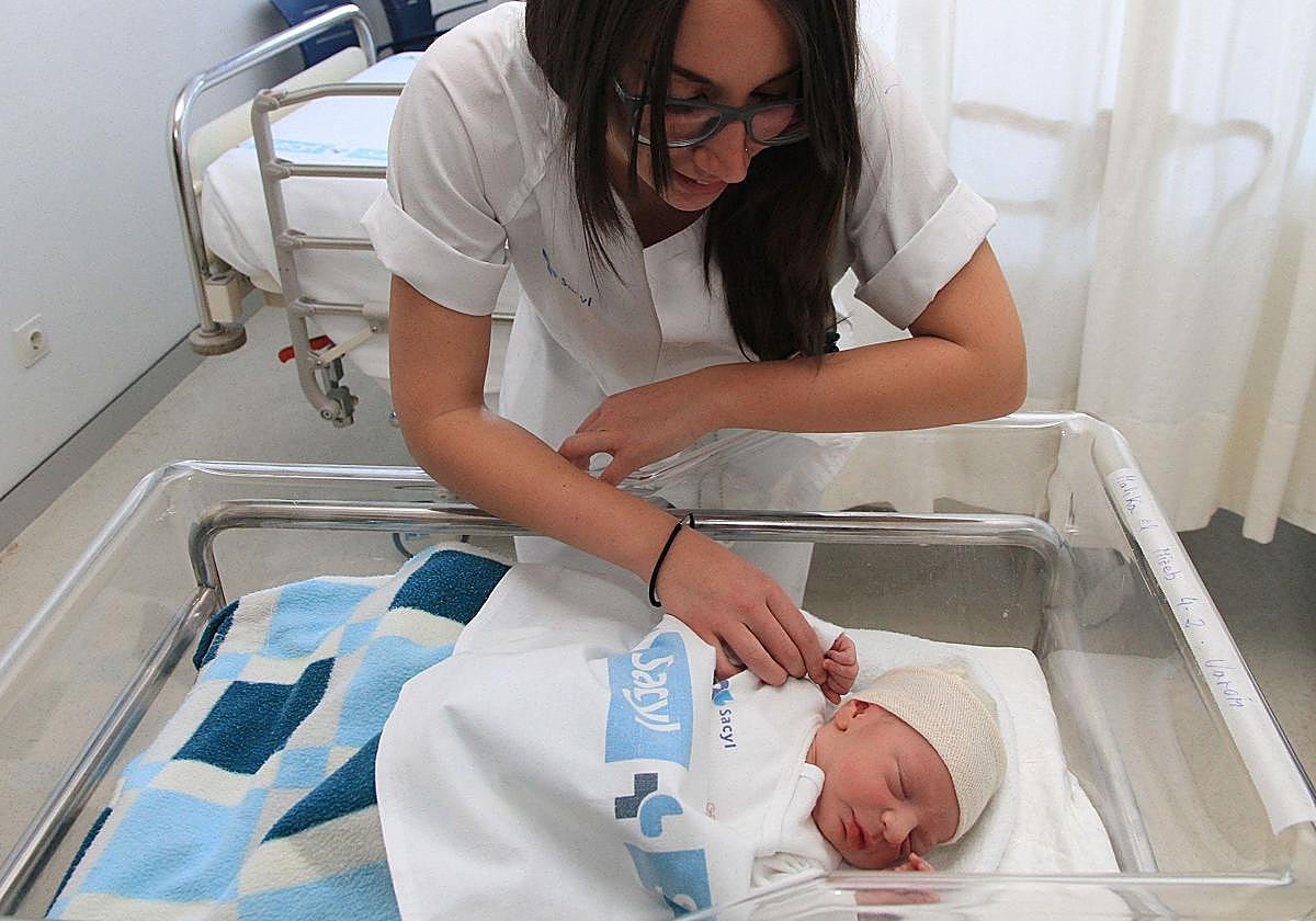 Un recién nacido recibe las atenciones y mimos de una sanitaria del Hospital General de Segovia.