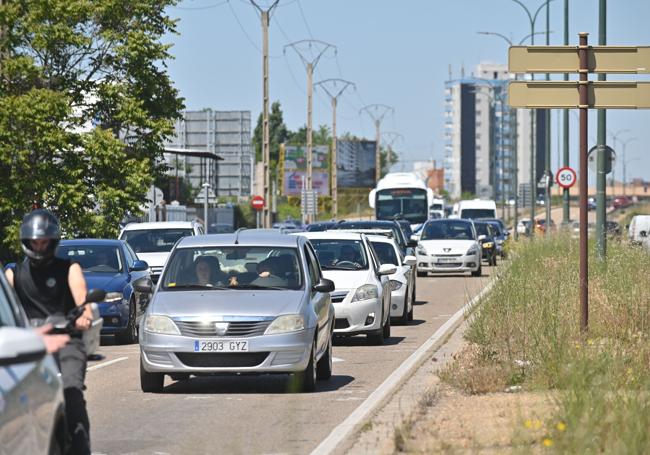 Vehículos en la salida de la carretera de Madrid hacia la rotonda de San Agustín, el gran distribuidor de tráfico de esa zona.