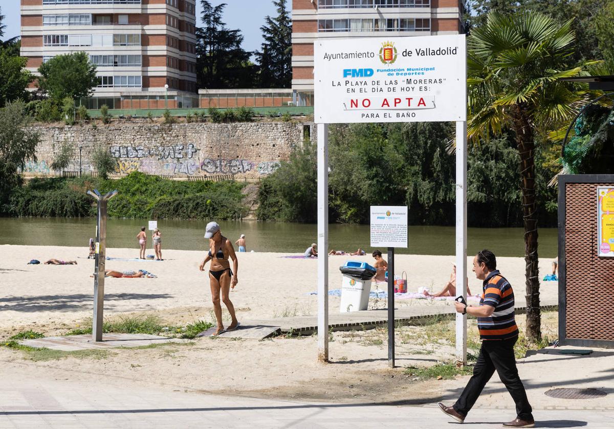 Playa de las Moreras en un día de calor.