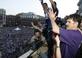 Mendilibar celebra, ante una Plaza Mayor abarrotada, el ascenso de 2007.