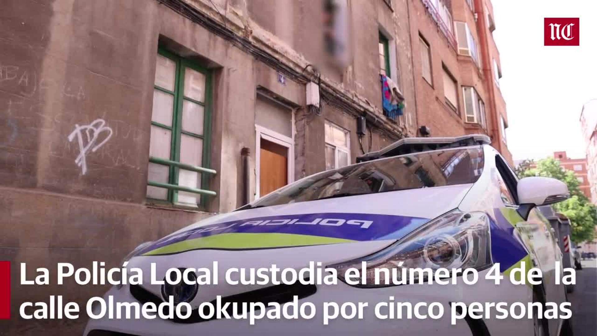 La Policía local custodia el número 4 de la calle Olmedo