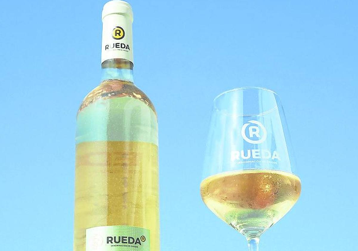 Botella y copa con un verdejo de la DO Rueda.