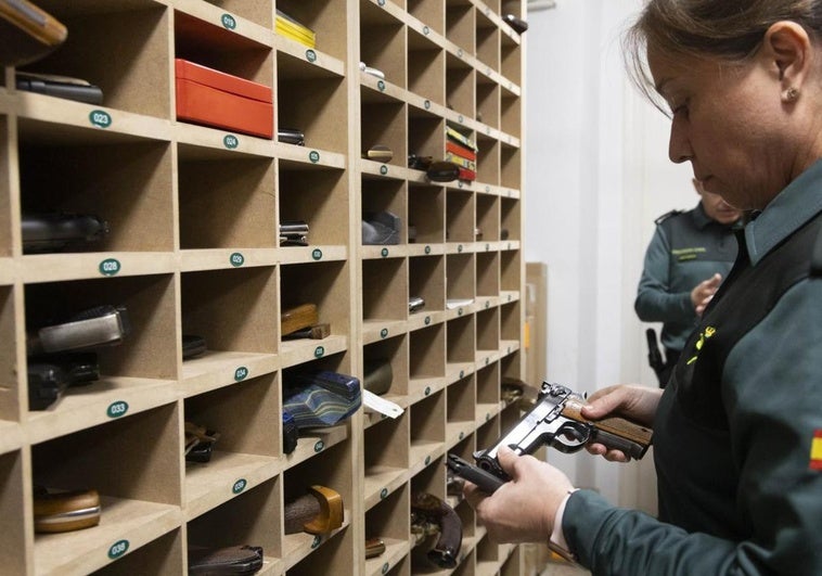 La Guardia Civil Begoña inspecciona una de las armas incautadas.