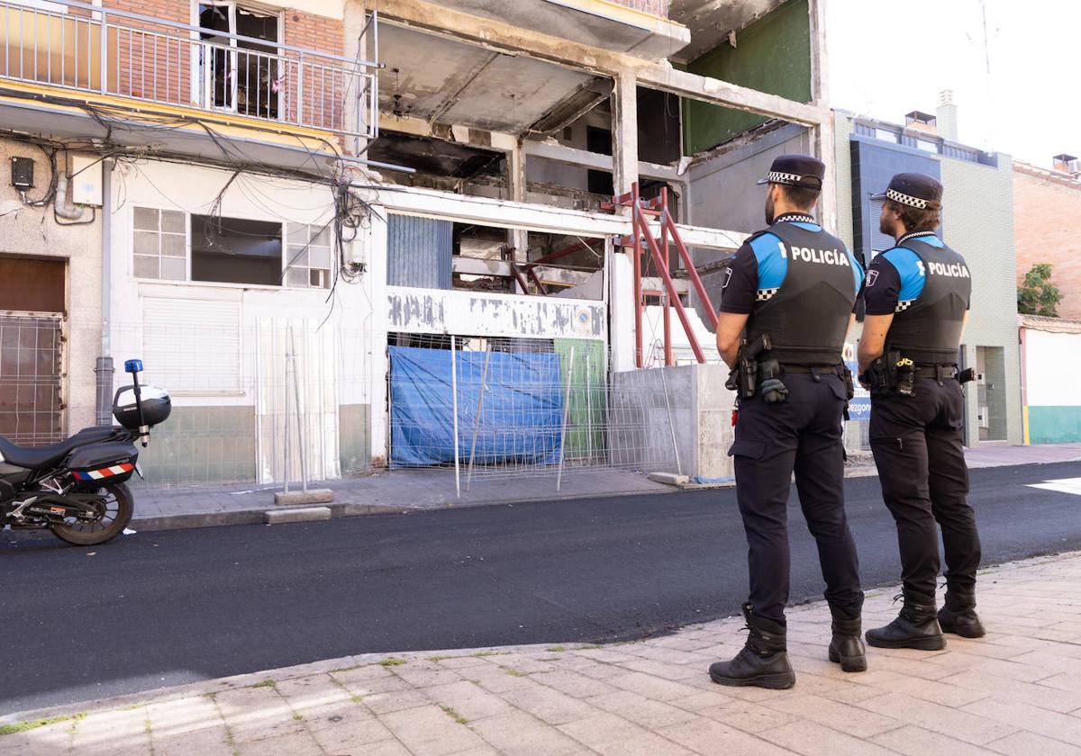 Policías municipales refuerzan la seguridad este sábado en el número 32 de la calle Goya.