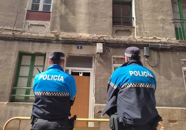 Dos agentes hacen la guardia en Olmedo 4 durante la mañana del domingo.