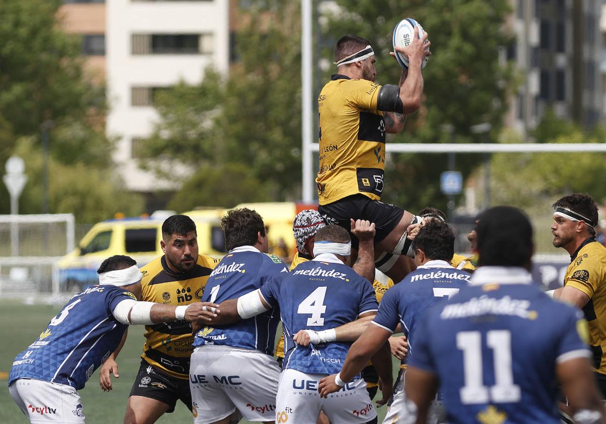 El partido entre el VRAC y Aparejadores en imágenes