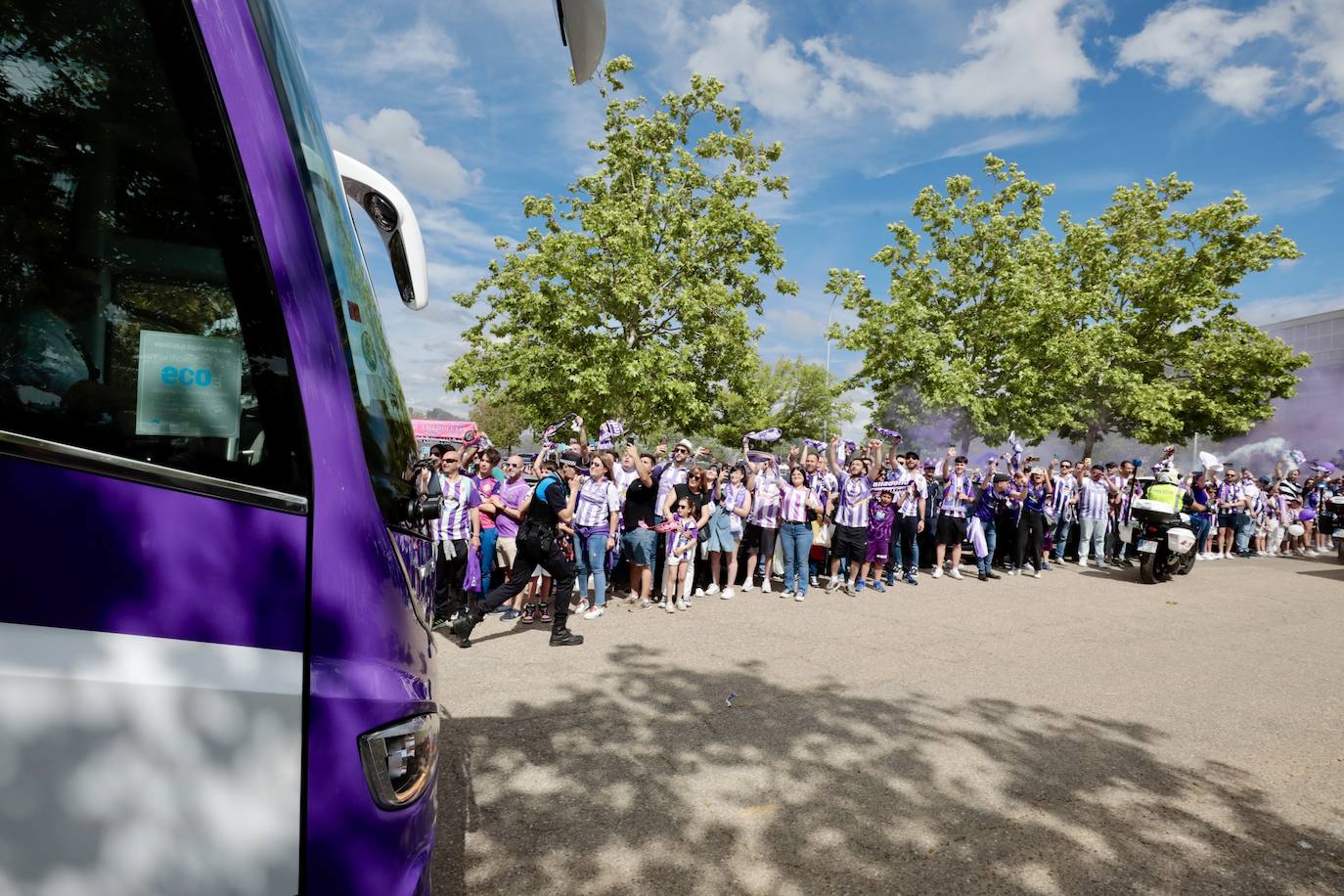 El ambiente en la &#039;fanzone&#039; blanquivioleta previo al partido, en imágenes