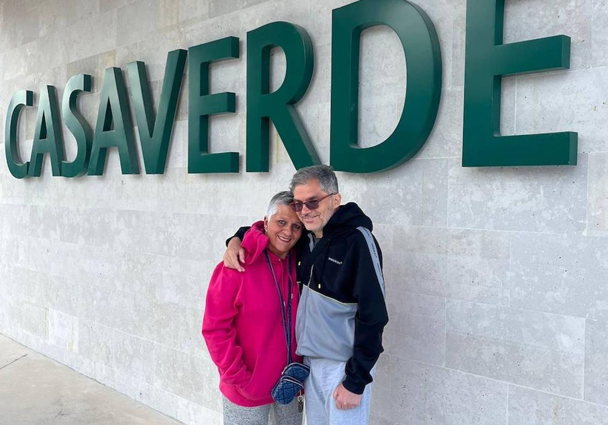 Menchu Álvarez y Víctor Fernández en el Hospital Casaverde Valladolid donde se conocieron mientras se recuperaban del ictus que ambos sufrieron en diciembre