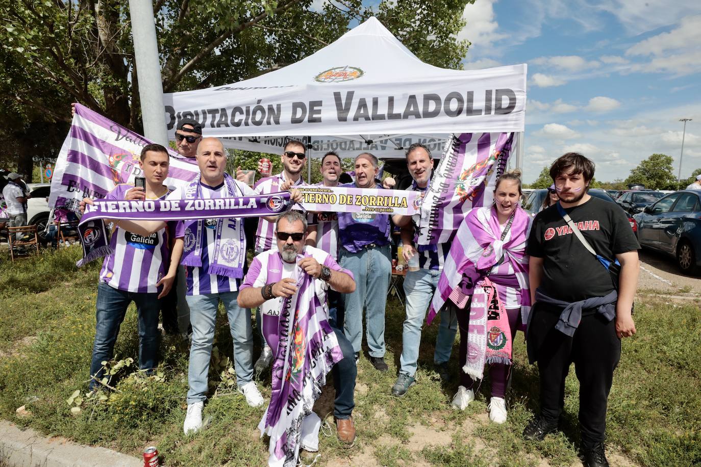 El ambiente en la &#039;fanzone&#039; blanquivioleta previo al partido, en imágenes