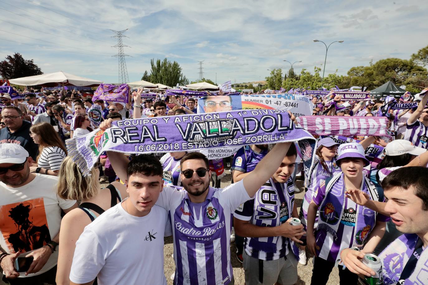 El ambiente en la &#039;fanzone&#039; blanquivioleta previo al partido, en imágenes