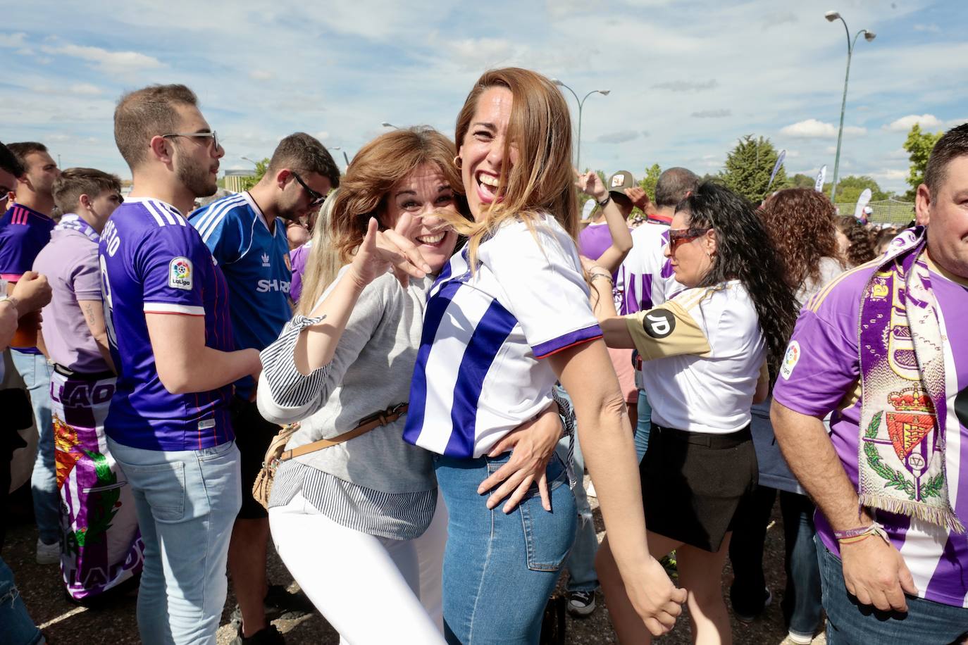 El ambiente en la &#039;fanzone&#039; blanquivioleta previo al partido, en imágenes