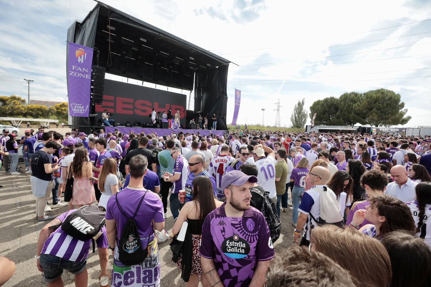 El ambiente en la &#039;fanzone&#039; blanquivioleta previo al partido, en imágenes