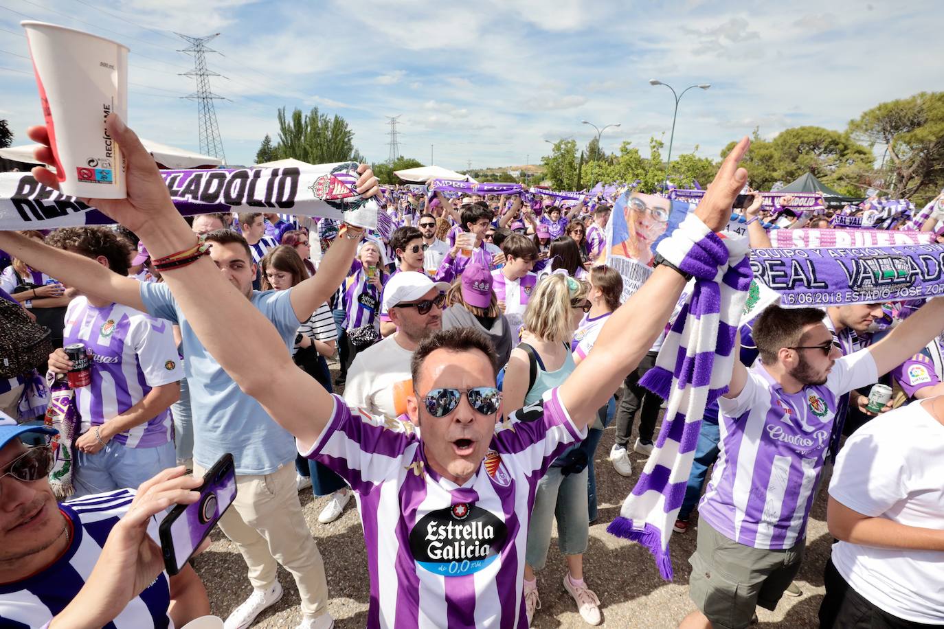 El ambiente en la &#039;fanzone&#039; blanquivioleta previo al partido, en imágenes