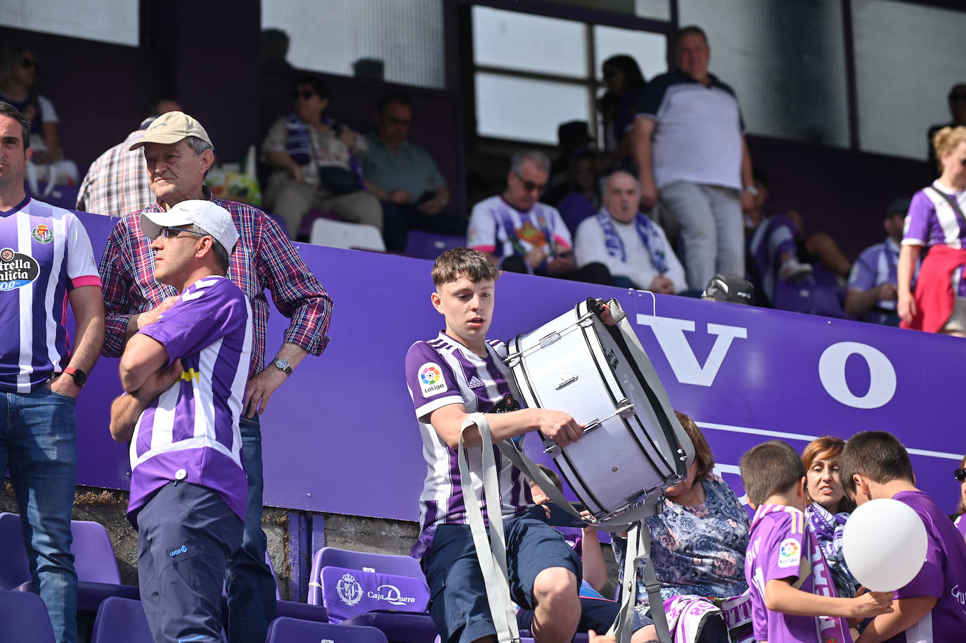 Búscate en la grada del Real Valladolid-Villarreal B (3/4)