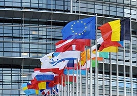 La bandera de la Unión Europea encabeza las de los países miembros ante la sede del Parlamento en Bruselas.