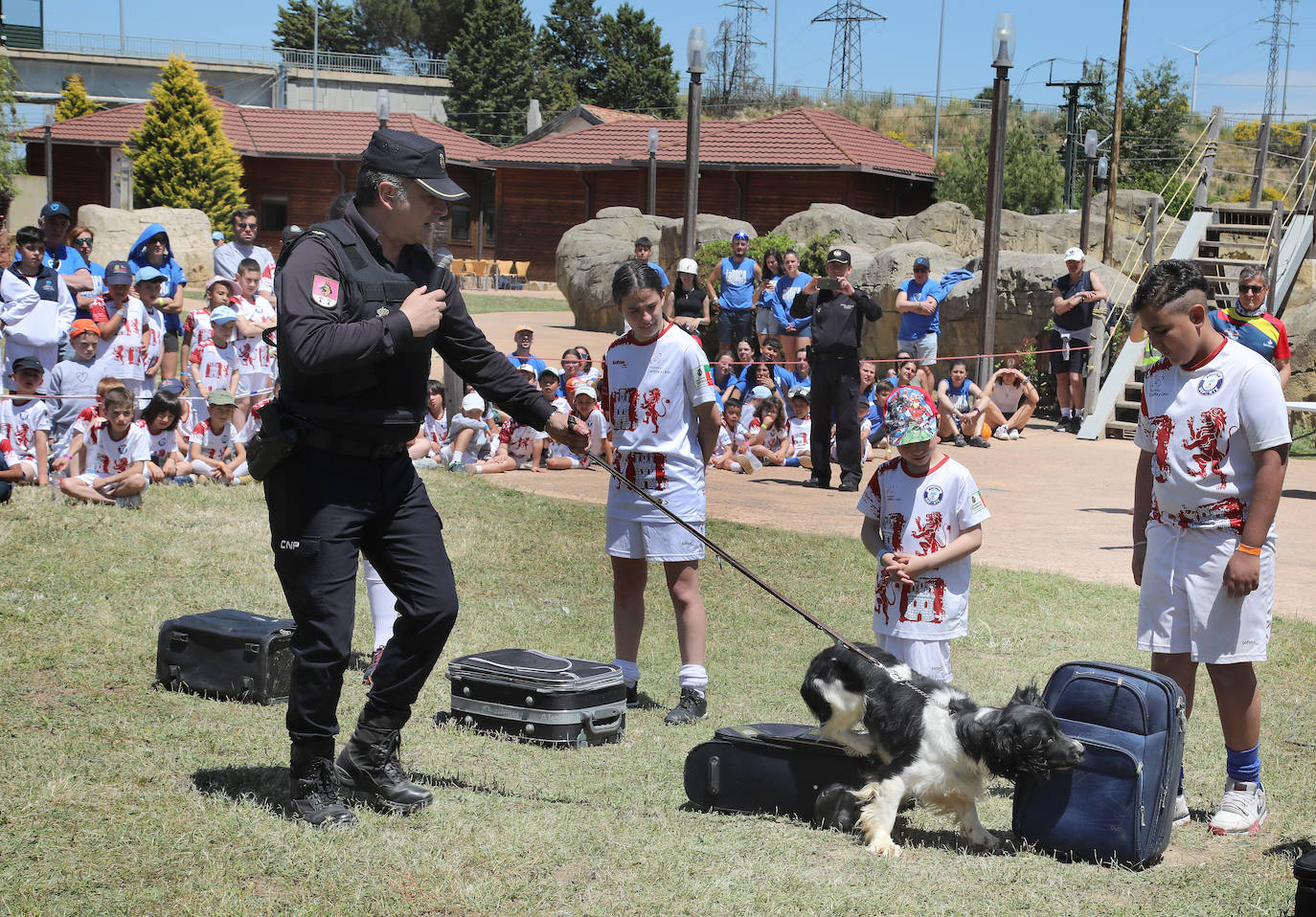 La Roca despide el curso con una exhibción de la Policía