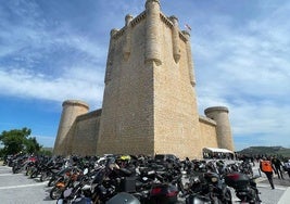 Más de 200 motos acudieron en esta ruta solidaria al Castillo de Torrelobatón