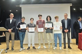 Francisco Javier Magdaleno, de la Consejería de Educación, los premiados Sergio Montes, Mar Maté, Fernando González, Samuel Vivar, Jaime Pablos y el concejal Víctor Martín.