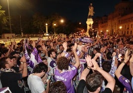 Decenas de personas se congregan en la plaza de Zorrilla para celebrar el ascenso.