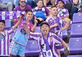 Los aficionados del Real Valladolid en las gradas del estadio