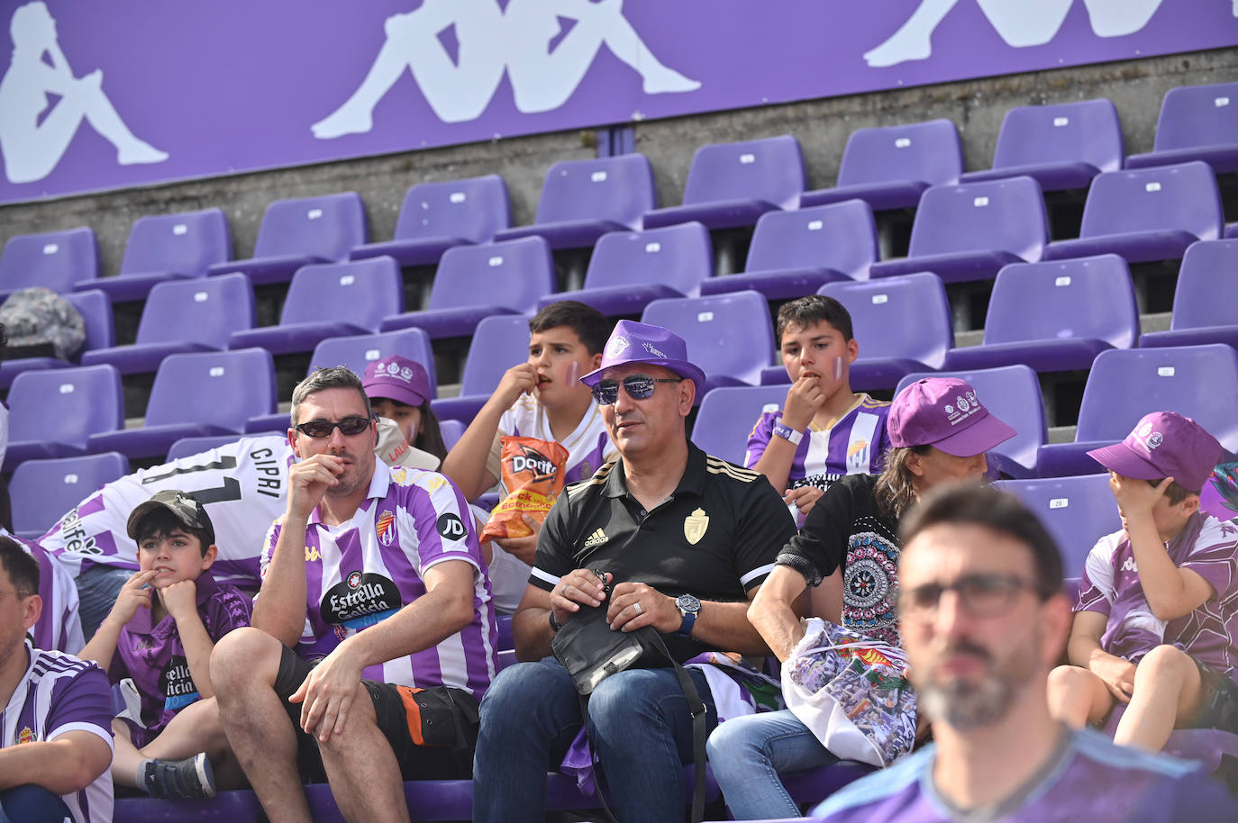 Búscate en la grada del Real Valladolid-Villarreal B (2/4)