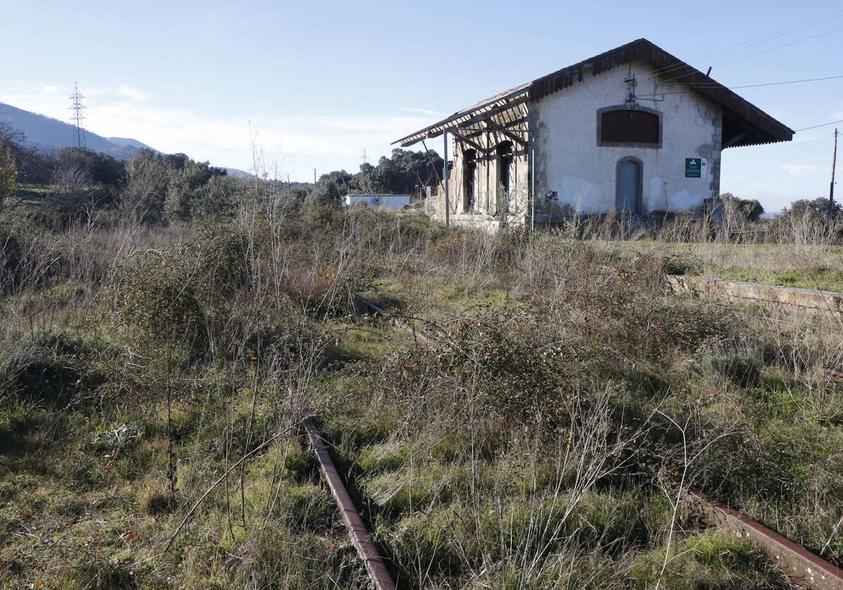 Antigua línea ferroviaria y estación de la Ruta de la Plata.