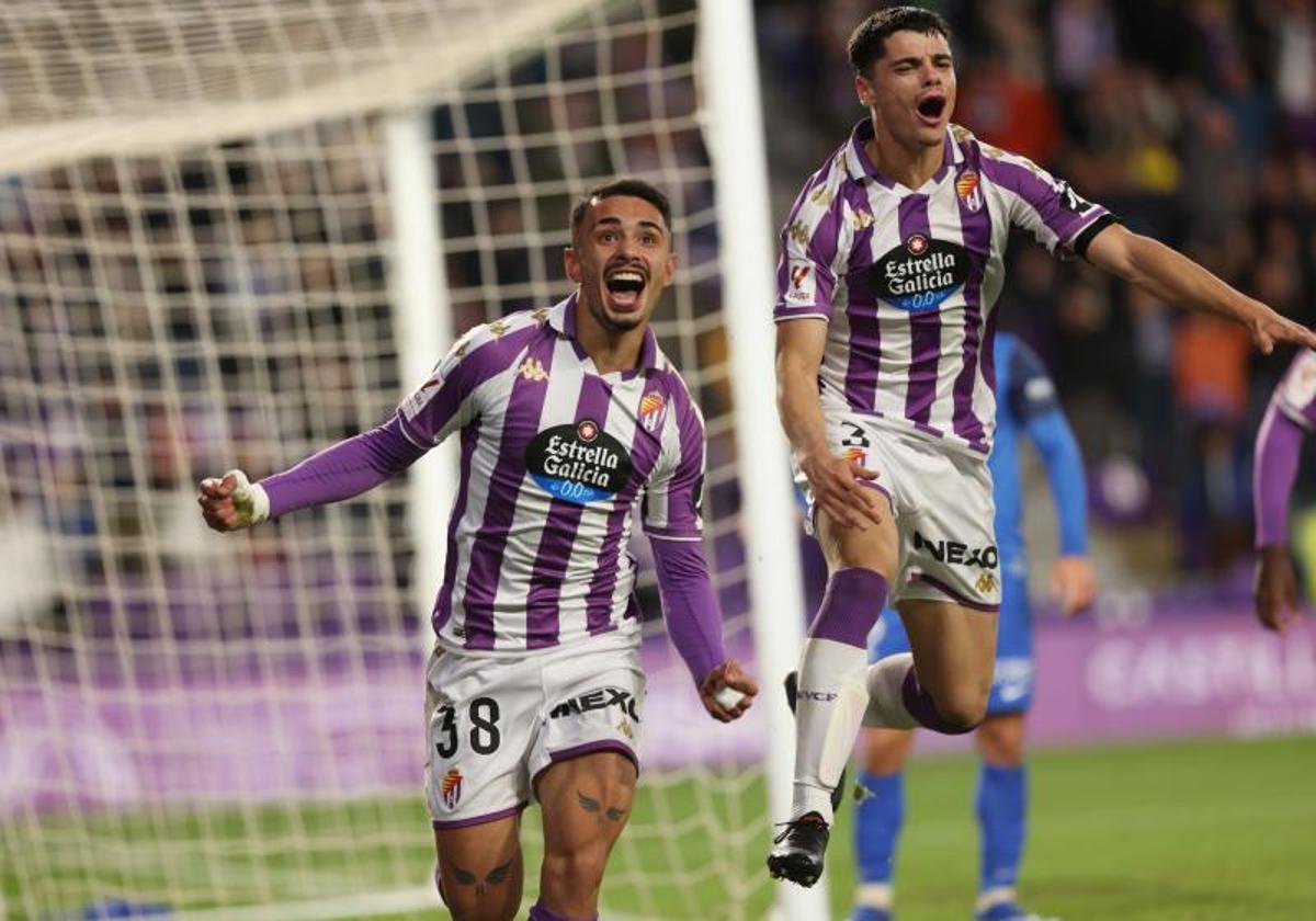 Salazar (izquierda) celebra el gol ante el Amorebieta con David Torres a su lado