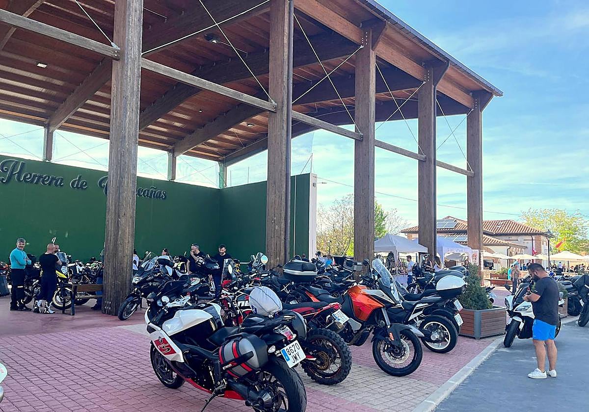 Motos aparcadas en el frontón.