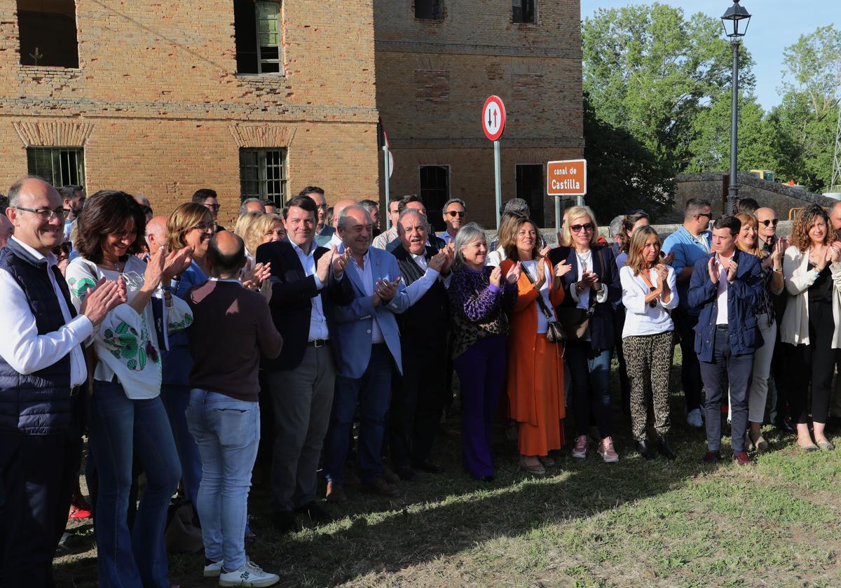 Dirigentes y simpatizantes del PP palentino en Grijota, junto al Canal.