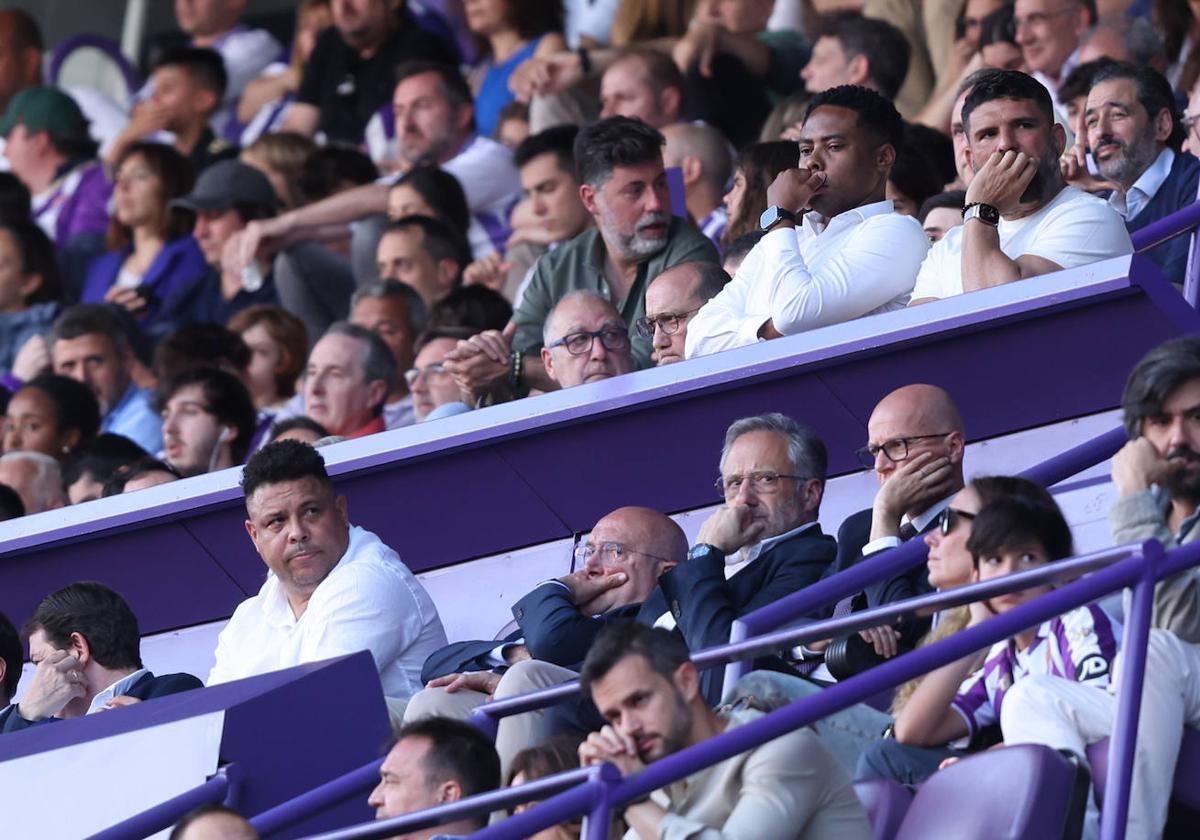 Caras de preocupación en Ronaldo Nazário, Carnero, Bruno Mazziotti y Mat Fenaert en el palco.