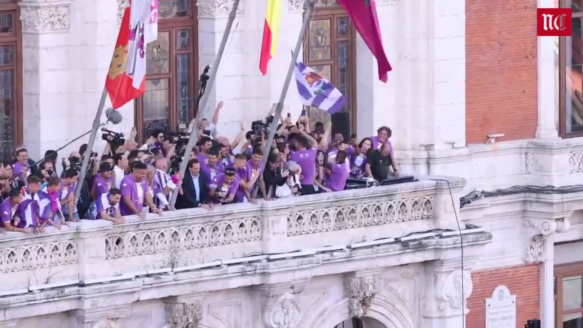 El entrenador del Real Valladolid grita en el balcón del Ayuntamiento "Pezzolano dimisión"