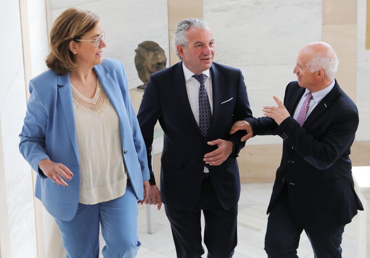 El delegado del Gobierno, con la presidenta de la Diputación y el diputado Urbano Alonso.