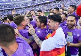 Los jugadores celebran el ascenso.